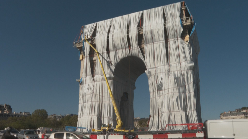 Демонтират "Опакованата Триумфална арка" на Кристо и Жан-Клод