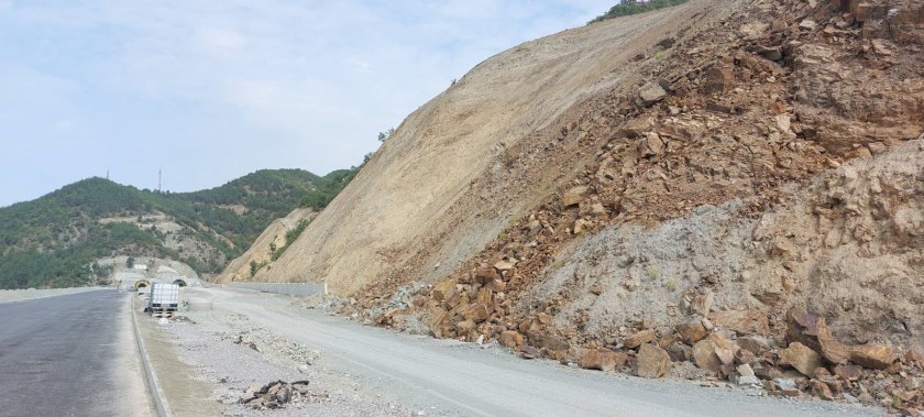 Изграждането на АМ Струма ще се забави заради свлачища, образували