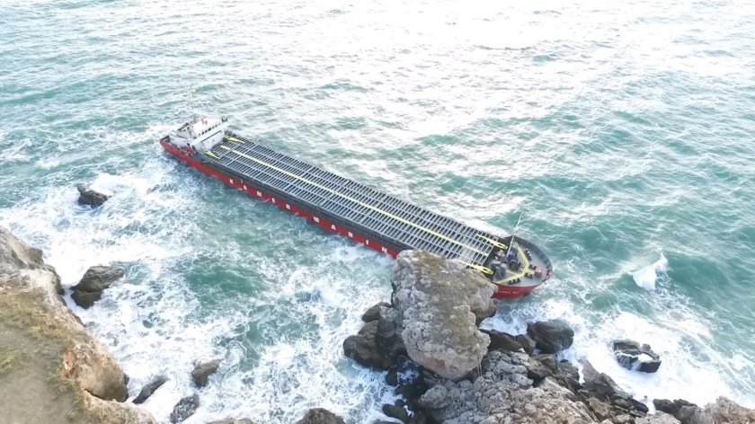 Очаква се да започне източване на горивото на заседналия кораб