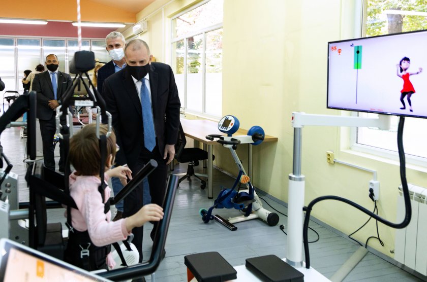 Президентът Румен Радев посети специализираната болница за рехабилитация на деца