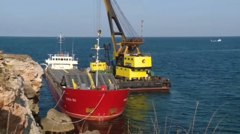 Започна подготовка за разтоварване на заседналия край Камен бряг кораб (ВИДЕО)