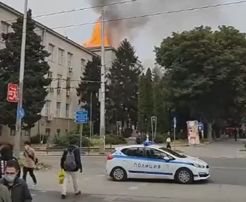 Пожар на покрива на Ректората на Медицинския университет в Плевен.Най-вероятната