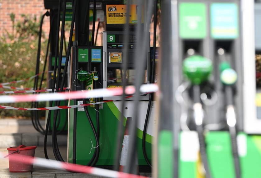 Четвърти ден продължава хаосът по британските бензиностанции
