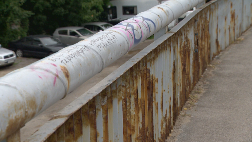 Надлезът при моста Чавдар е в окаяно състояние, сигнализират наши