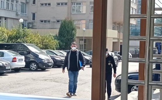 Делян Пеевски напусна сградата на ДАНС. Разпитът му продължи около
