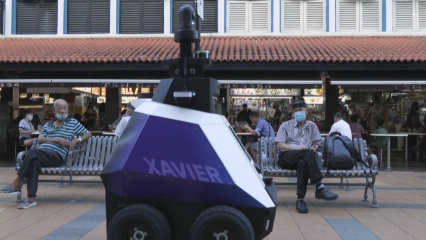 Робот, който прави забележки на гражданите за социално неприемливо поведение