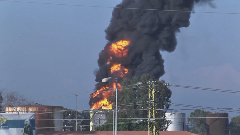 Пожар в нефтени складове в Ливан