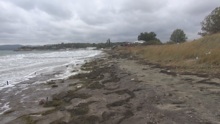 Бурното море през последните дни унищожи част от плаж Крайморие