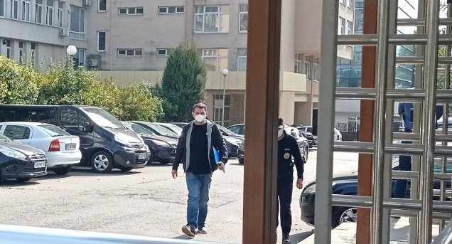 Делян Пеевски напусна сградата на ДАНС. Разпитът му продължи около