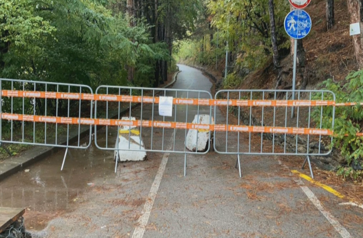 Срутване на скална маса затвори пешеходно-велосипедната алеята край Панчаревското езеро.