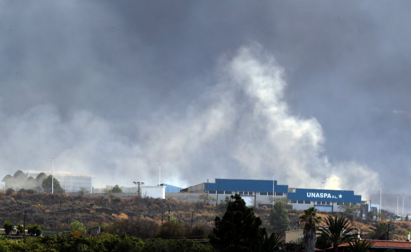 Вулканът на остров Ла Палма погълна циментов завод