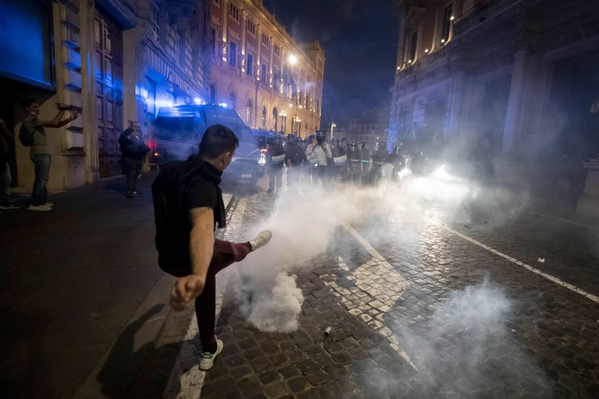 Извадиха водни оръдия срещу протестиращи заради Covid-19 сертификатите в Рим (видео)