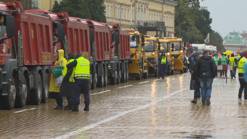 Четвърти ден на протести: Пътните строители блокираха центъра на София с тежка техника (ОБЗОР)