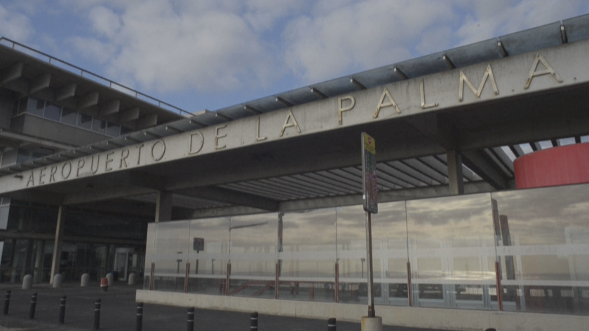Заради изригващия вулкан затвориха летището на остров Ла Палма