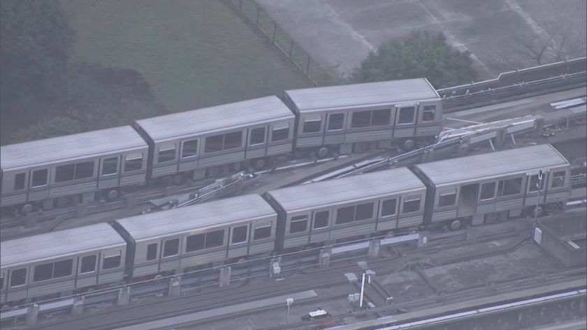 Влакове дерайлираха след силното земетресение в Токио