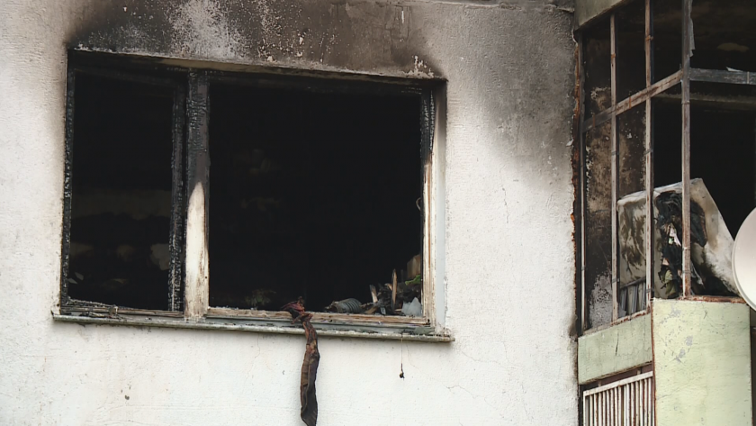 Родителите на двете деца, които загинаха при пожар във варненски