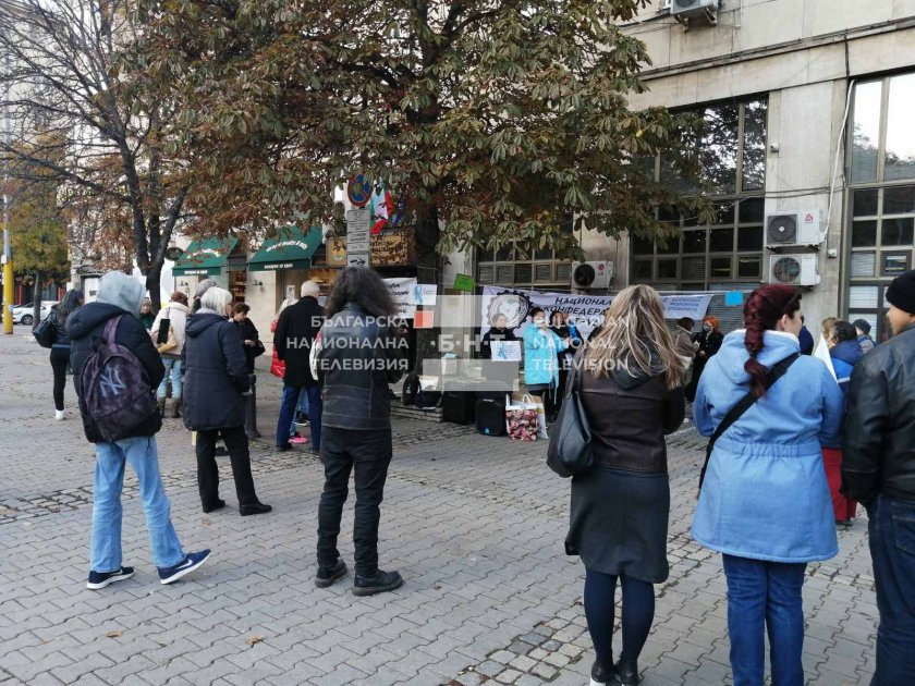 Медицински специалисти се събраха на протест пред министерството на здравеопазването