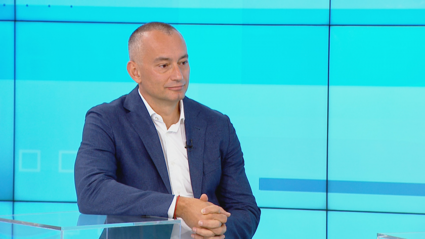 Николай Младенов - бивш военен и външен министър, е регистрирал