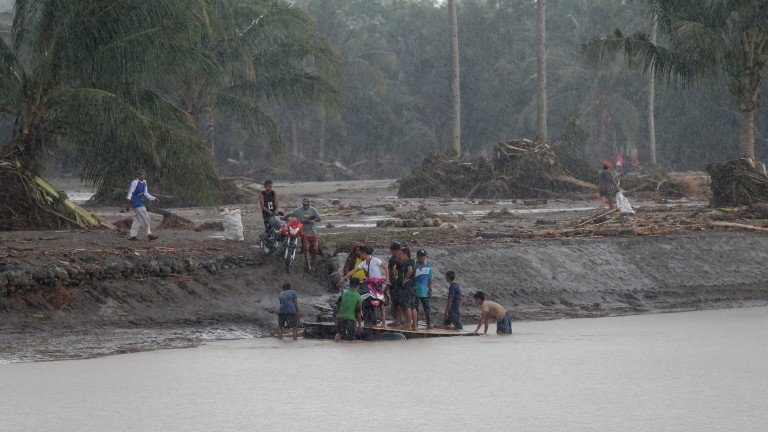 тропическата буря компасу удари филипините загинали
