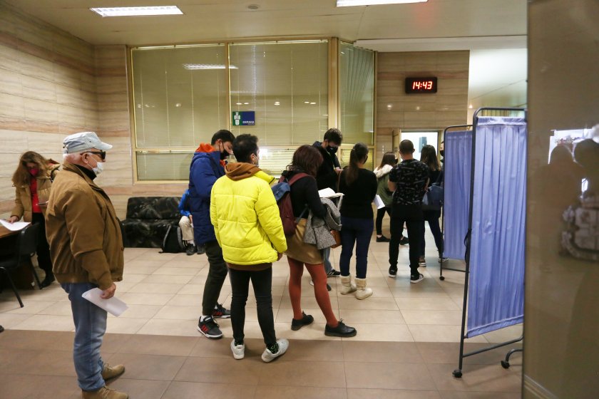 И днес засилен интерес към ваксинационните пунктове