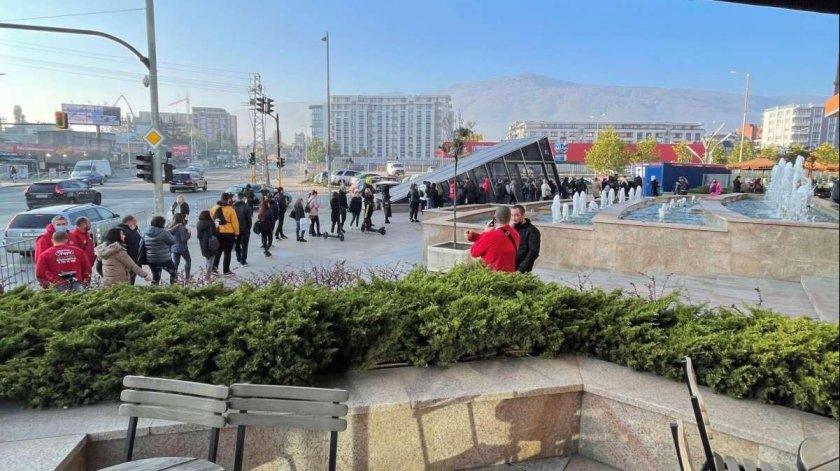 Пред някои от столичните търговски центрове се извиха дълги опашки