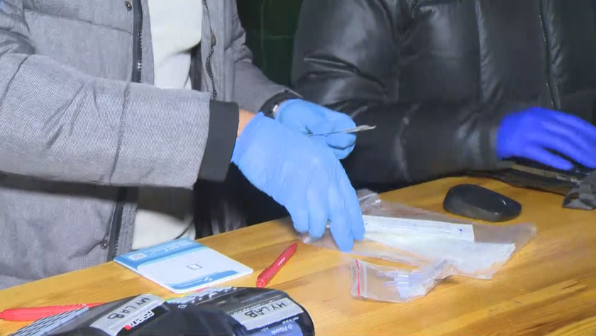 Петък вечер - дълги опашки се извиха пред нощни заведения,