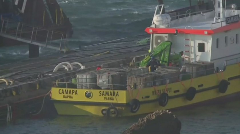 Продължава операцията по разтоварването на заседналия кораб Вера Су край