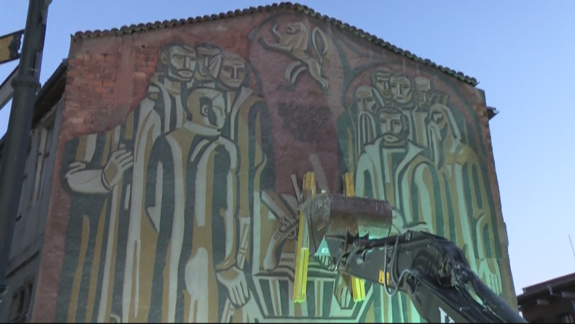 Във Велико Търново от няколко дни багер е подпрял една