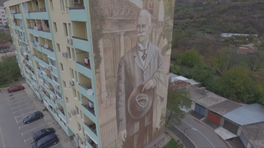 Каква е историята на гигантския графит на Иван Вазов в Сопот?