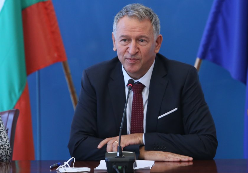 Министър Кацаров: Обмисляме пълен локдаун, критична е ситуацията с леглата в реанимация (Видео)