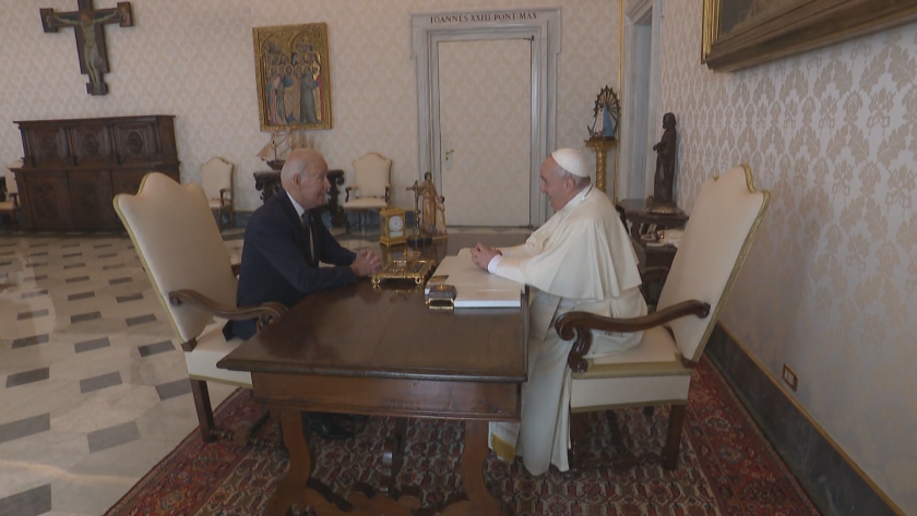 Американският президент Джо Байдън разговаря с папа Франциск във Ватикана.