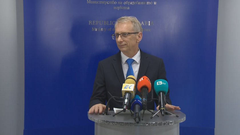 Министърът на образованието и науката проф. Николай Денков дава брифинг.Гледайте