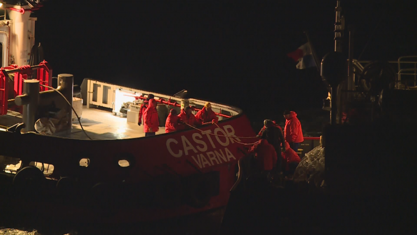 16 минути след полунощ корабът Вера Су беше изтеглен от