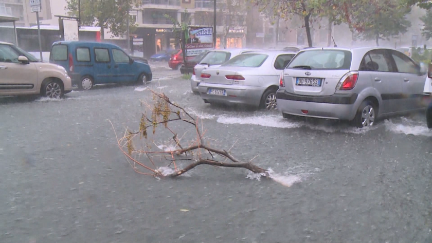 Най-малко двама души загинаха в Италия след преминаването на циклонна
