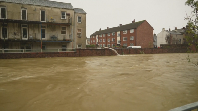 Проливни дъждове предизвикаха силни наводнения в Южна Шотландия.Четирима души бяха