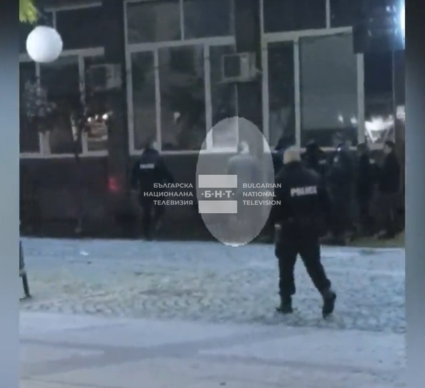 Полицаи отведоха Боян Расате след участието му в БНТ (ВИДЕО)