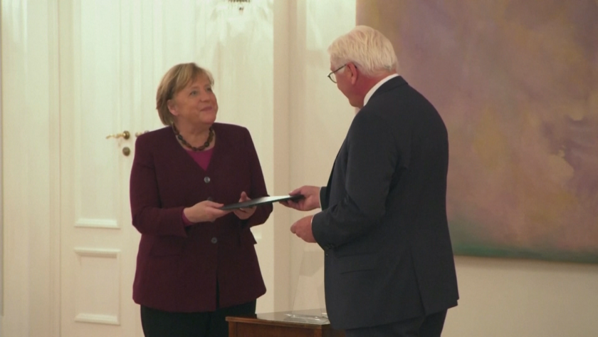 Ангела Меркел получи документите си за освобождаване от канцлерския пост.В