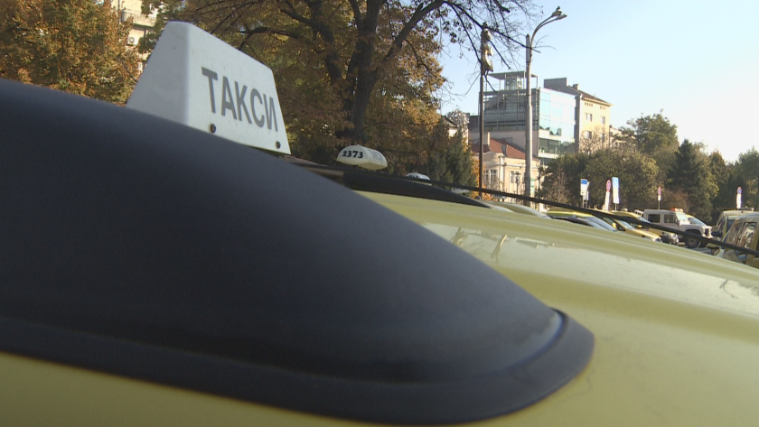 Протест на таксиметрови шофьори от София се провежда пред Столичната