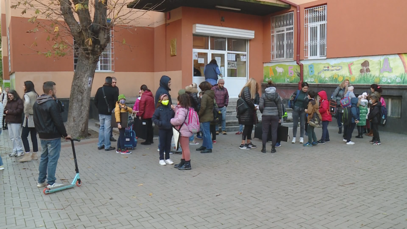 Част от малките ученици от първи до четвърти клас днес