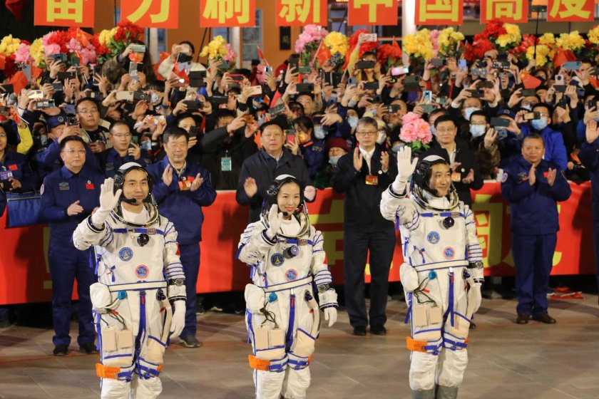 41-годишната астронавтка Ван Япин е първата китайка, излязла в открития