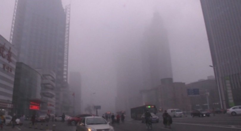 гъст смог затвори магистрали пекин