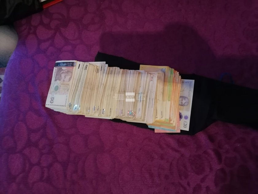 Списъци с имена и голяма сума пари са открити в кметицата на Симеоновград