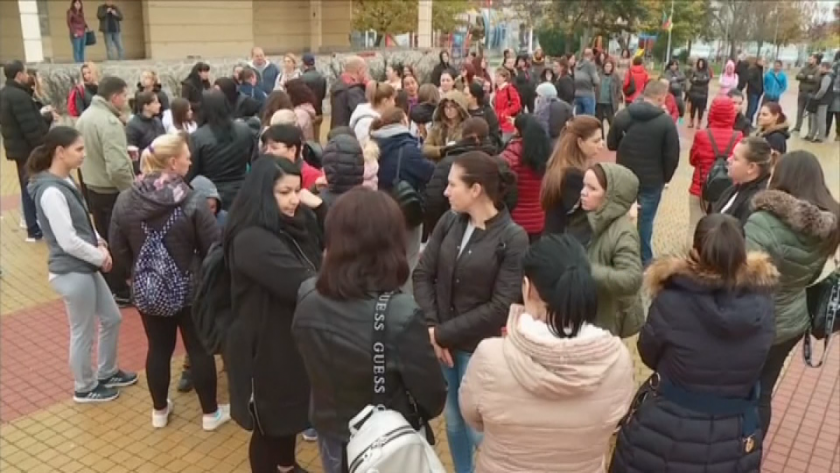 Родители от Раковски протестираха срещу ковид тестовете в училище