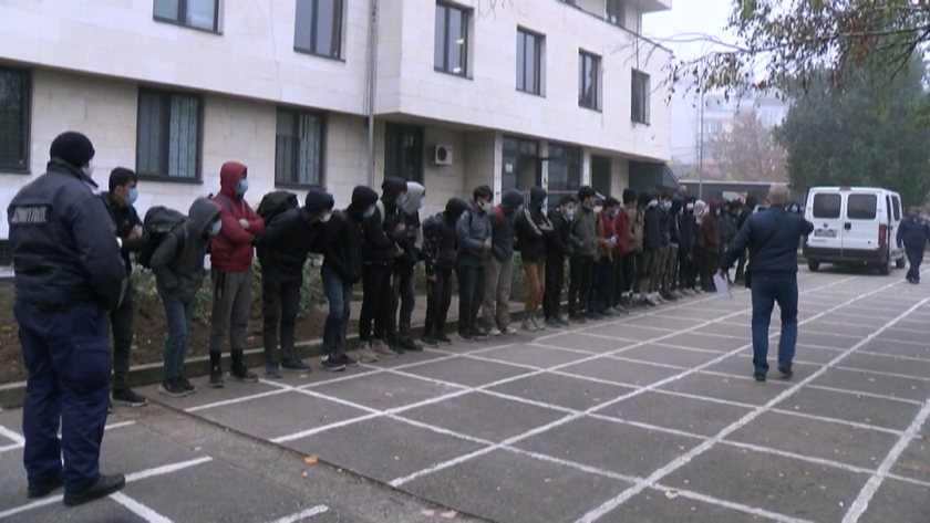 Заловените край Лясковец мигранти вече са в бежанските центрове в София и Любимец
