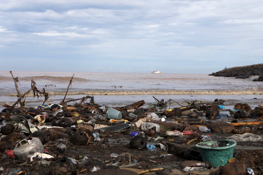 000 тона отпадъци предпазни средства covid плават океаните