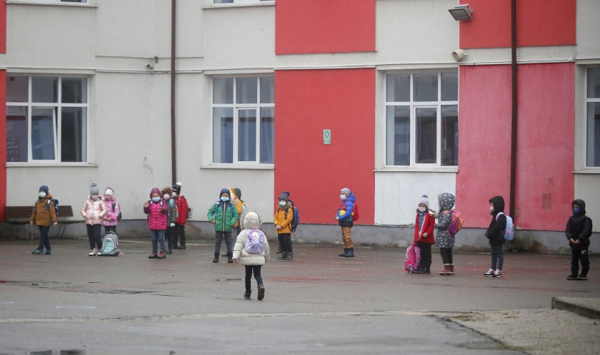 Румънските ученици тръгват присъствено на училище от утре. Условието е