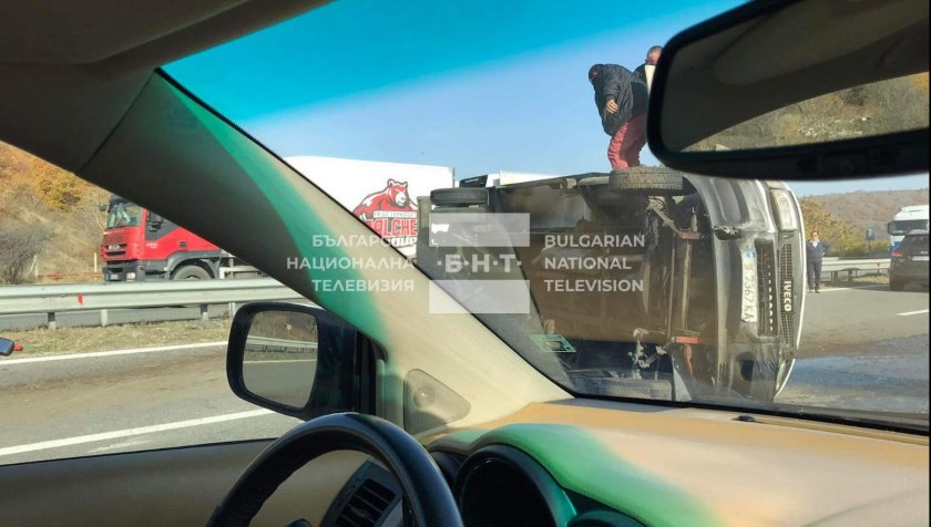 Микробус се е обърнал на 61-ия километър на магистрала Тракия