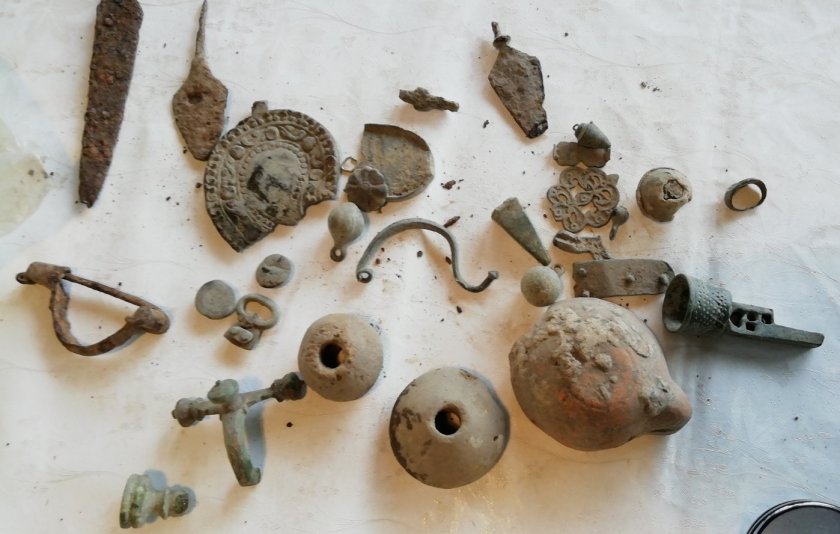 обвиниха трима незаконна търговия артефакти