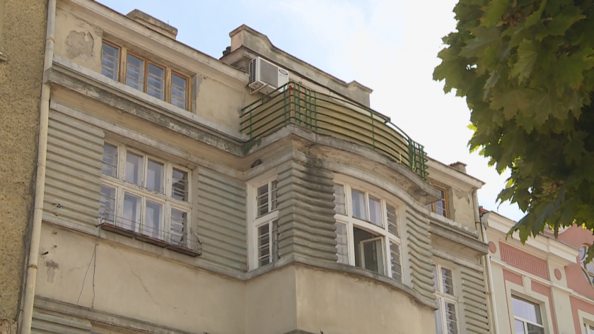 Сграда-паметник на културата в центъра на Варна е застрашена от