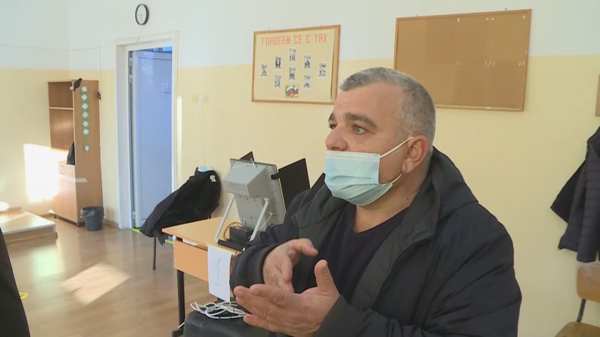 Хора със слухови проблеми изпитват затруднения при гласуването във Варна.